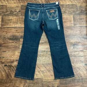 NWT Wrangler Retro Mae Mid-Rise Bootcut Jeans in Dark Wash. 33x30